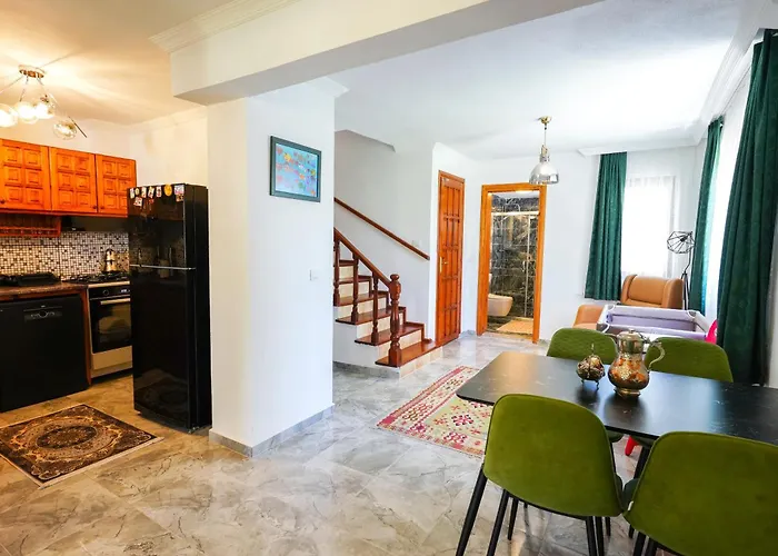 Villa Misli - Red/ Green